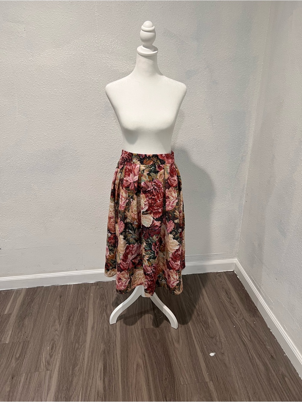 Vero Moda Rose-Print Midi Skirt in Pink and Cream